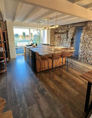 une cuisine avec une grande table et des chaises en bois dans l'établissement La maison coup de cœur de Pont Caffino 9 couchages plus 2 sur demande, à Maisdon-sur-Sèvre