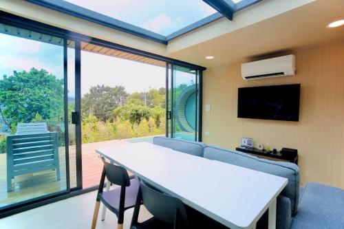 TV a/nebo společenská místnost v ubytování AKRA Collection Layan - Hideaway Villas