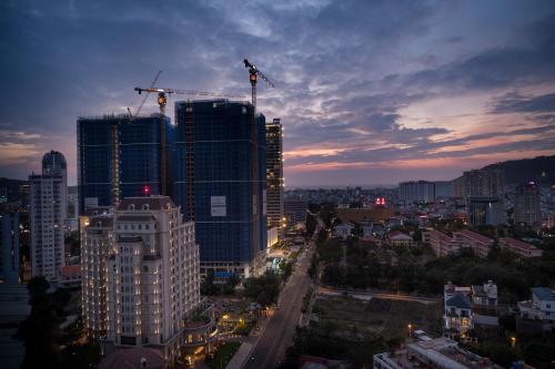 Vista generica su Vung Tau o vista sulla città dall'interno dell'aparthotel