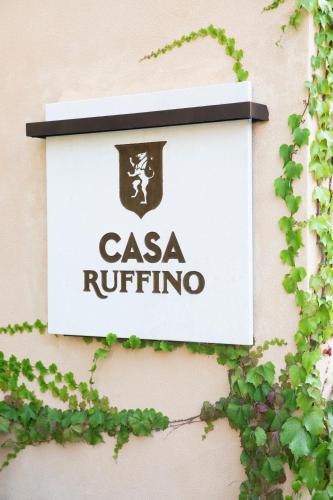 Casa Ruffino - Wine Relaisに飾ってある許可証、賞状、看板またはその他の書類