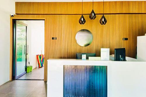 Un vestíbulo con un mostrador y un espejo en la pared. en Thai Gallery Baantawai, en Chiang Mai