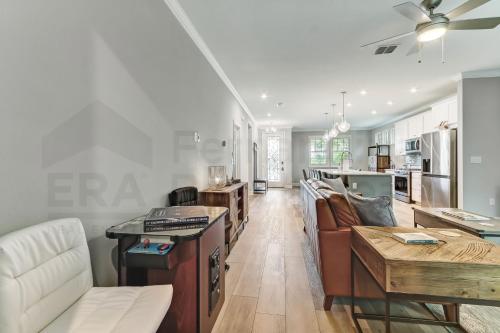 Χώρος καθιστικού στο 632 Palmetto Place - Wildlight home