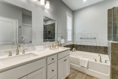 Ένα μπάνιο στο 632 Palmetto Place - Wildlight home