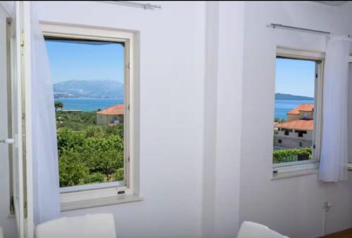 2min walk to the beach , Large SeaView terraces 2 Apts, BBQ, parking