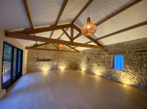 Cette chambre est dotée de parquet et d'un mur en pierre. dans l'établissement Jolly Château - private room 