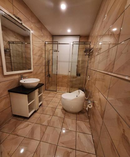 a bathroom with a toilet and a sink and a shower at BREAKING DAWN- TAEYANG Hotel Phú Quốc in Phu Quoc
