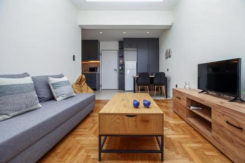 Defner Tzo's Modern Apartment