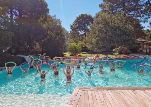 un groupe de personnes dans une piscine dans l'établissement Camping Mulinacciu, à Lecci