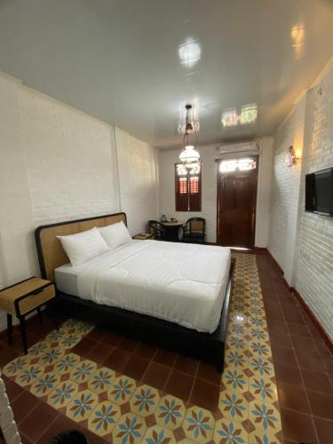 a bedroom with a bed and a television in it at The Satu Stay Damai in Kejayan
