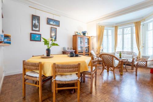 une salle à manger avec une table et des chaises dans l'établissement Maison familiale côté rivière, à Audierne