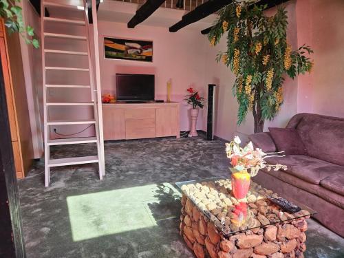 ein Wohnzimmer mit Sofa und Fernseher in der Unterkunft Bremens Herz Weser und Stadion in Bremen