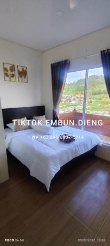 Postel nebo postele na pokoji v ubytování Pucuk Dieng Syariah Inn