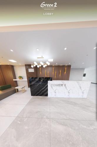 eine Lobby mit einem großen Marmortresen in einem Gebäude in der Unterkunft Morena Suite,Staycation,WiFi,Netflix,Near DLSU & Malls in Dasmariñas