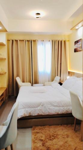ein Schlafzimmer mit zwei Betten und einem Fenster in der Unterkunft Morena Suite,Staycation,WiFi,Netflix,Near DLSU & Malls in Dasmariñas