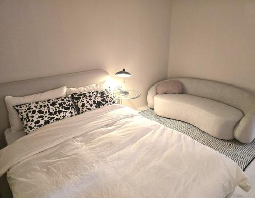 Postel nebo postele na pokoji v ubytování Stay Chic 황리단길 넓은숙소 룸3베드4에어컨4 에어랩