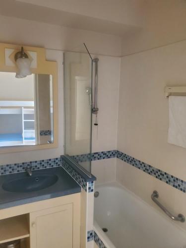 Photo de la galerie de l'établissement Heliotel, à Saint-Laurent-du-Var