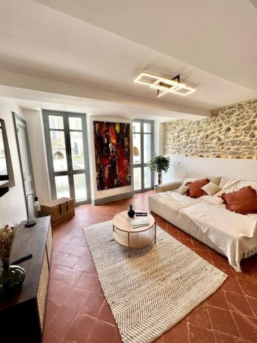 un salon avec un canapé et une table dans l'établissement The62, à Carcassonne