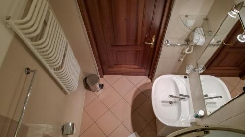 a bathroom with a urinal and a sink and stairs at Dom rekolekcyjny Vincentinum in Krzeszowice