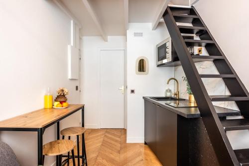 MODERN DUPLEX STUDIO with Air Conditioning and close to metro