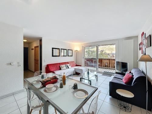 un salon avec un canapé et une table dans l'établissement Amarante-appartement-6 pers-proche piste, aux Gets