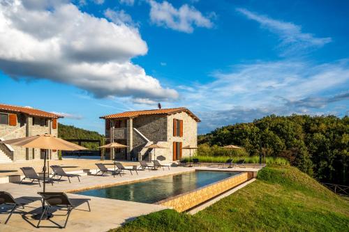 una imagen de una villa con piscina en Tenuta La Farneta, en Casole dʼElsa