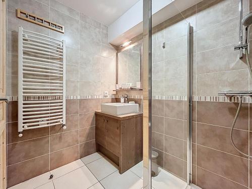une salle de bain avec un lavabo et une douche dans l'établissement Amarante-appartement-6 pers-proche piste, aux Gets