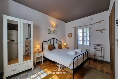 une chambre avec un grand lit et une fenêtre dans l'établissement La Terrasse de Sacha House with Terrace & Fireplace 4 Guests, à Honfleur