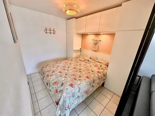 ein kleines Schlafzimmer mit einem Bett in der Ecke in der Unterkunft Zeeparel in Nieuwpoort