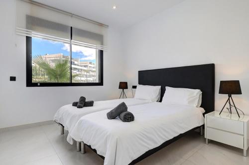 Chic Penthouse with Scenic Views at Estepona Hills!