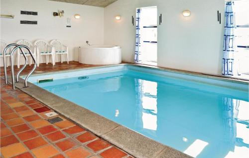 una grande piscina con vasca in una casa di Awesome Home In Thisted With Sauna a Nørre Vorupør