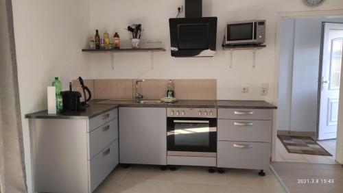 Kuchyň nebo kuchyňský kout v ubytování Gemütliche Wohnung an der Schweizer Grenze