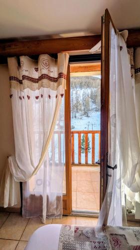 a window with curtains in a room with a view at Le Bataclan in Auron
