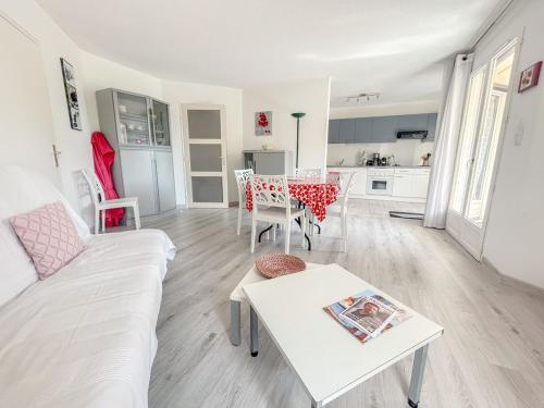 F2 avec terrasse et parking privé à Fréjus