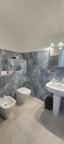 y baño con 2 lavabos, aseo y bidet. en A un passo dal Massimo, en Palermo