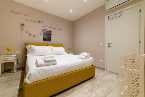 une chambre avec un grand lit avec des draps blancs dans l'établissement Wanderlust by MONHOLIDAY, à Monopoli