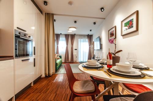 SIX IN THE CITY - Stylish Ground-Floor Apartment in Ljubljana Old Town with Private Entrance