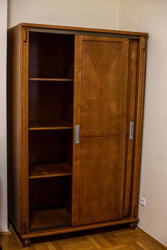 a wooden book shelf in a room at Dom rekolekcyjny Vincentinum in Krzeszowice