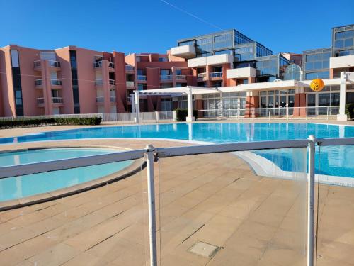 une piscine devant un immeuble dans l'établissement Beau T3 au calme, vue mer imprenable, à Sète