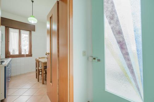 a door to a kitchen with a table and a kitchen at Casa Serena - 1 minuto dalla spiaggia in Caorle