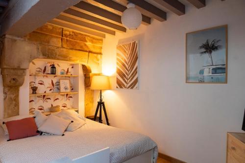 une chambre avec un lit dans une pièce dans l'établissement Petit studio au coeur de Caen, à Caen