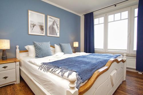 Postel nebo postele na pokoji v ubytování Ferienwohnung mit traumhaftem Meerblick - Haus am Meer FeWo 06