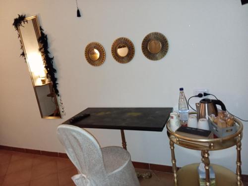 a room with a table and chairs and a mirror at La Sosta in Lunigiana in Monti di Licciana Nardi