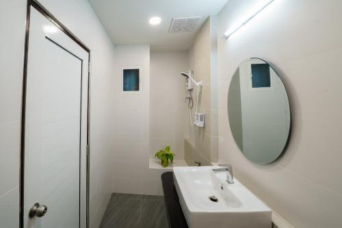 Ένα μπάνιο στο Silom Residence Khlonghae Hotel