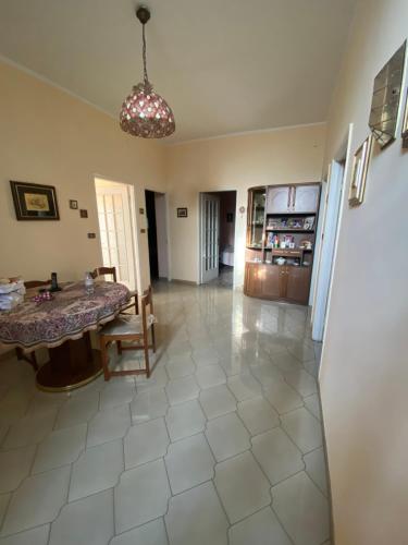 a living room with a table and a kitchen at Antica dimora Cauto in Pietramelara