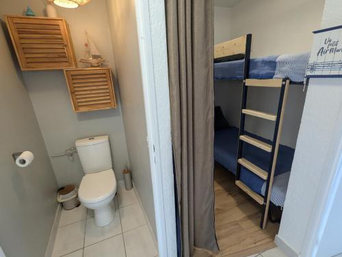- une petite salle de bains avec toilettes et lits superposés dans l'établissement Sol-y-Days Grand Large, front de mer vue panoramique jardins et mer, au Grau-du-Roi
