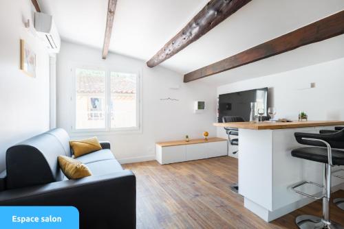 - un salon avec un canapé et un comptoir dans l'établissement Lou Baou - Calme - lumineux - Wifi, à Gardanne