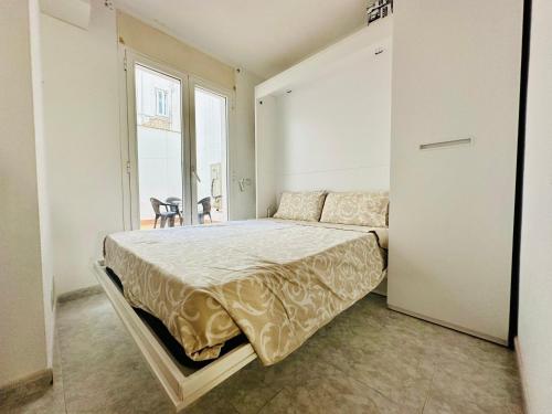 a bedroom with a bed and a window at Global Immo 3390 Marítim 1A in Roses