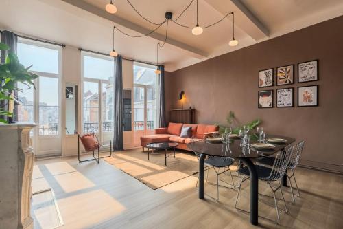 un salon avec un canapé et une table dans l'établissement Appartement deux chambres sur la Grande Place, à Tourcoing
