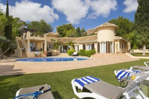 Willa z basenem i leżakami w obiekcie La Manga Club Resort - Individual Villa 559 w mieście Atamaría