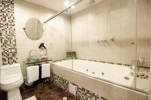 A bathroom at Hotel Inter Bogotá